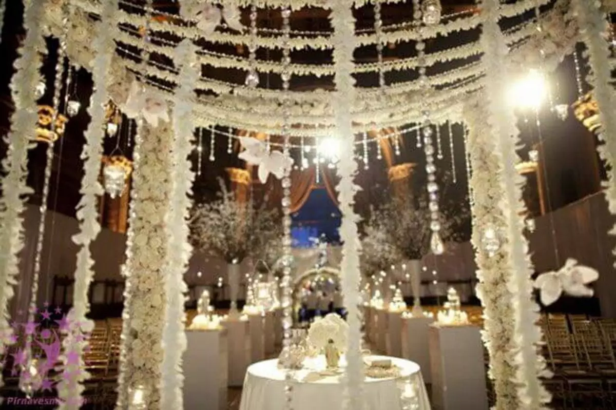 Свадба декорација (160 фотографии): свадба декор, сценографијата во скалилата и дома, столици и арбори 7759_114
