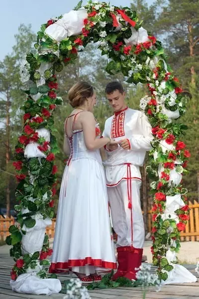 Сватбена украса (160 снимки): сватбен декор, пейзаж в стълбището и дома, столове и арби 7759_30