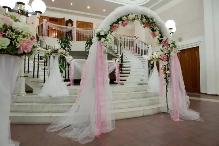 Свадба декорација (160 фотографии): свадба декор, сценографијата во скалилата и дома, столици и арбори 7759_49