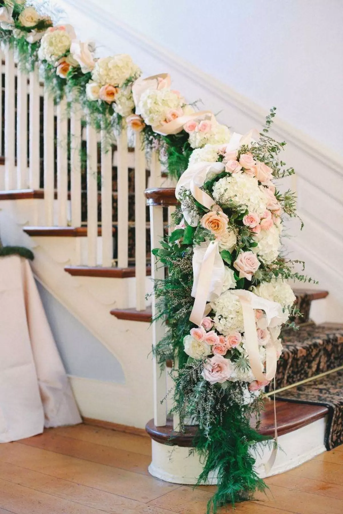 Сватбена украса (160 снимки): сватбен декор, пейзаж в стълбището и дома, столове и арби 7759_56