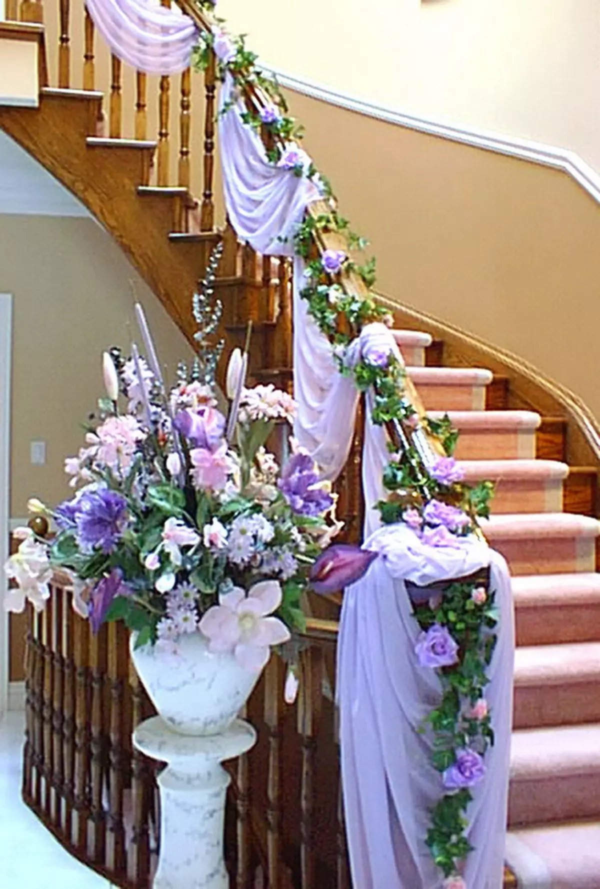Свадба декорација (160 фотографии): свадба декор, сценографијата во скалилата и дома, столици и арбори 7759_59