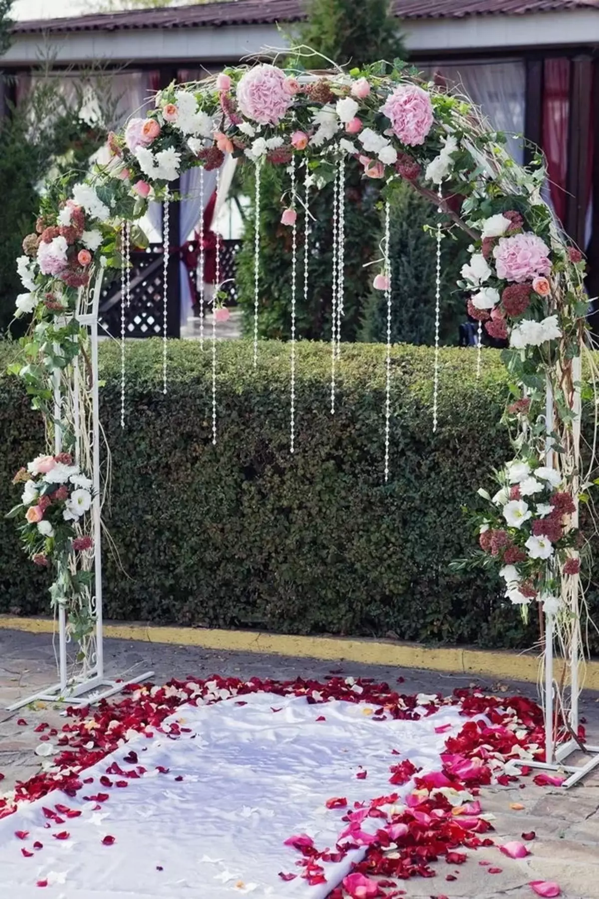 Свадба декорација (160 фотографии): свадба декор, сценографијата во скалилата и дома, столици и арбори 7759_60