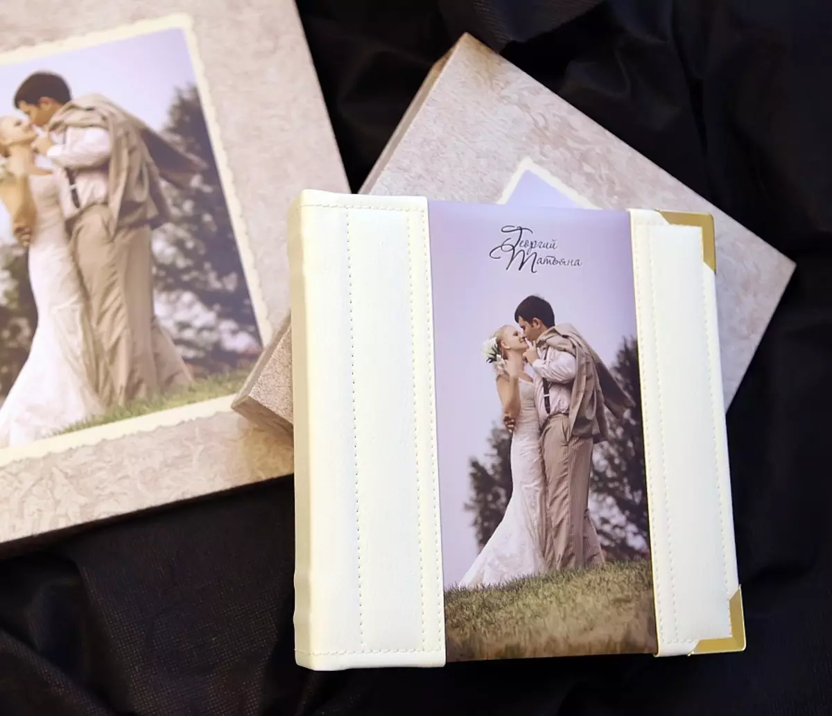 Свадбени пхотоБоок (53 фотографије): Примери пројекта књига са фотографијама венчања, узорака натписа и дизајна позадине 7760_28