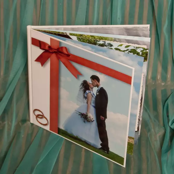 Свадбени пхотоБоок (53 фотографије): Примери пројекта књига са фотографијама венчања, узорака натписа и дизајна позадине 7760_4