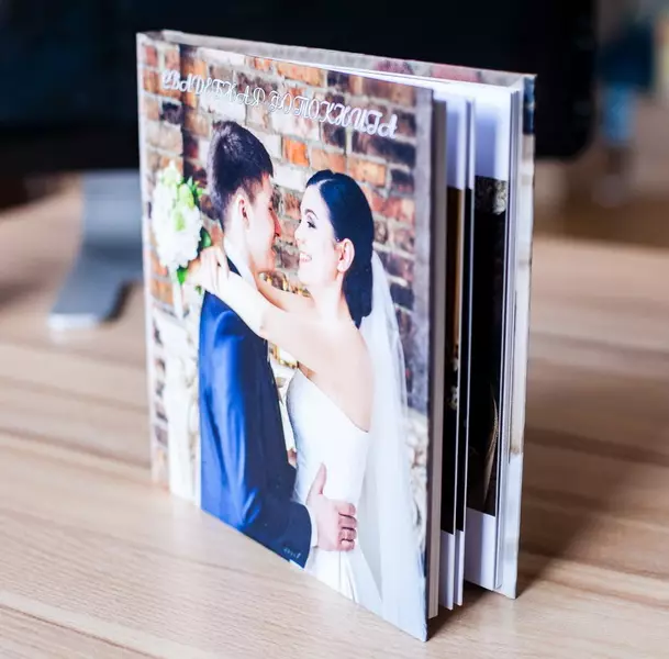 Свадбени пхотоБоок (53 фотографије): Примери пројекта књига са фотографијама венчања, узорака натписа и дизајна позадине 7760_48