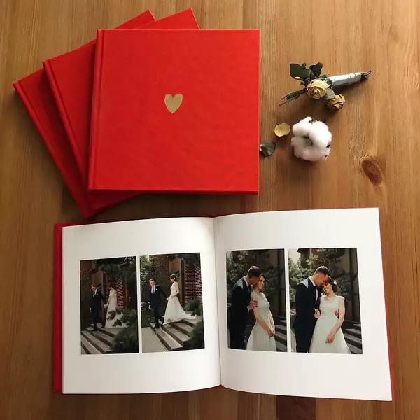 Свадбени пхотоБоок (53 фотографије): Примери пројекта књига са фотографијама венчања, узорака натписа и дизајна позадине 7760_50