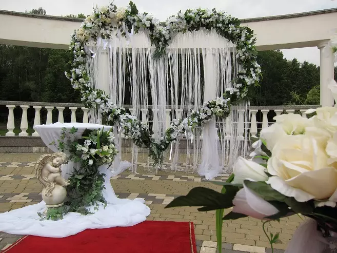 Весільна арка своїми руками (37 фото): як зробити каркас арки для весілля? Покрокова інструкція з оформлення конструкції 7761_15