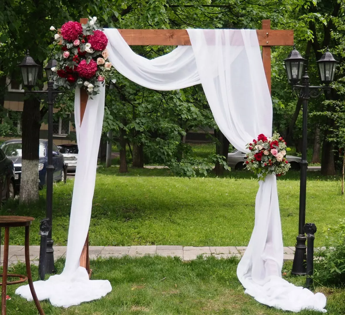 Gerbang perkahwinan dengan tangan anda sendiri (37 foto): Bagaimana untuk membuat gerbang bingkai untuk perkahwinan? Arahan reka bentuk langkah demi langkah 7761_16