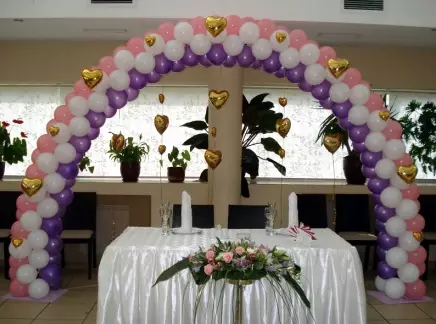 Arco de matrimonio coas súas propias mans (37 fotos): Como facer un arco de marco para unha voda? Instrucións de deseño paso a paso 7761_24