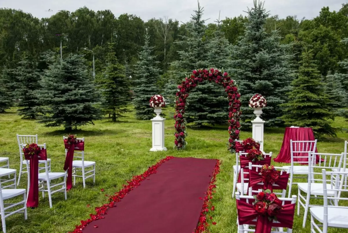 Esküvői ív a saját kezével (37 fotók): Hogyan készítsünk egy keretívet egy esküvőre? Lépésenkénti tervezési utasítások 7761_31