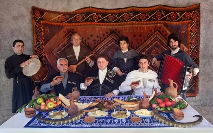 AserbaidjaneschName Hochzäit (83 Fotoen): Wéi sinn d'Hochzäit Zeremonien am Aserbaidschan? D'Traditioun vum Bestietnes vun der Russesch Braut an Azerbaijanis 7766_17