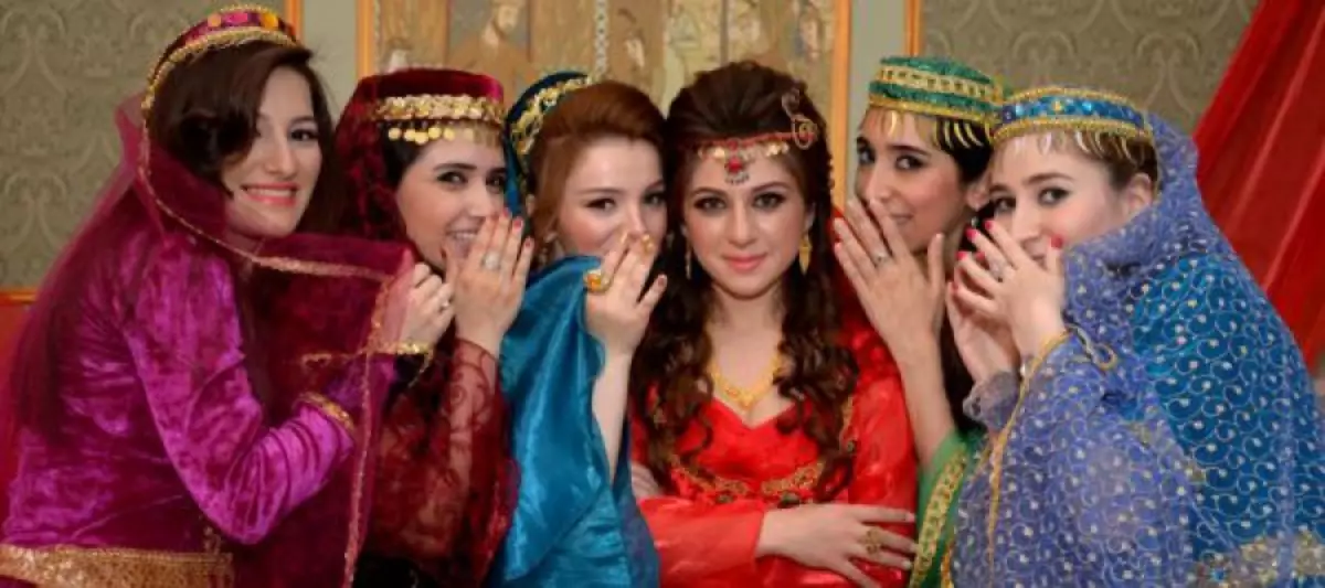 AserbaidjaneschName Hochzäit (83 Fotoen): Wéi sinn d'Hochzäit Zeremonien am Aserbaidschan? D'Traditioun vum Bestietnes vun der Russesch Braut an Azerbaijanis 7766_18