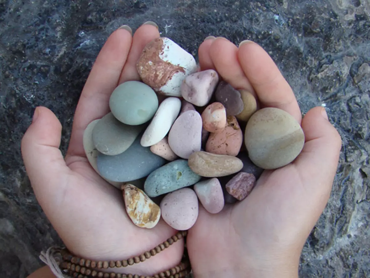 Stone child. Маленький камушек. Маленький камень. Камень в руке. Морские камни в руке.