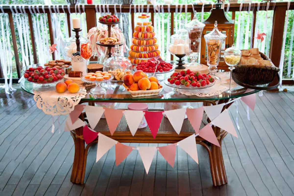 Mesa doce para um casamento (42 fotos): O que deve estar na mesa de chá de casamento? Design lindo com suas próprias mãos 7769_13