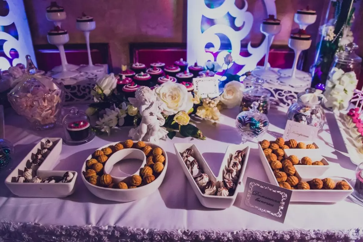 Mesa doce para um casamento (42 fotos): O que deve estar na mesa de chá de casamento? Design lindo com suas próprias mãos 7769_18