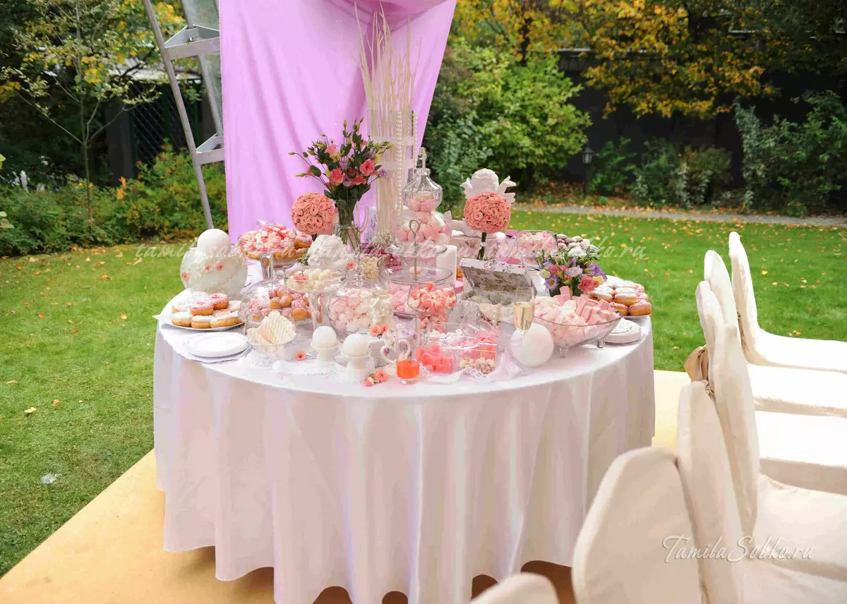 Mesa doce para um casamento (42 fotos): O que deve estar na mesa de chá de casamento? Design lindo com suas próprias mãos 7769_25