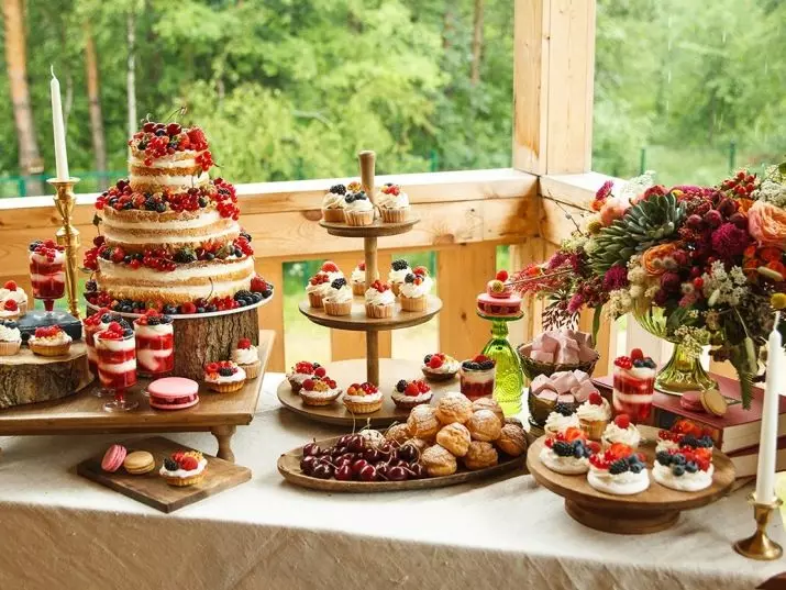 Mesa doce para um casamento (42 fotos): O que deve estar na mesa de chá de casamento? Design lindo com suas próprias mãos 7769_39