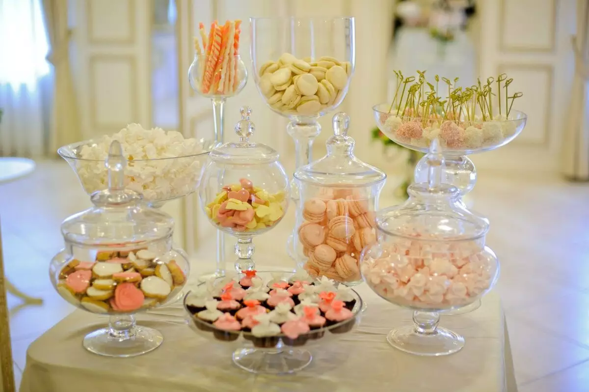 Mesa doce para um casamento (42 fotos): O que deve estar na mesa de chá de casamento? Design lindo com suas próprias mãos 7769_4