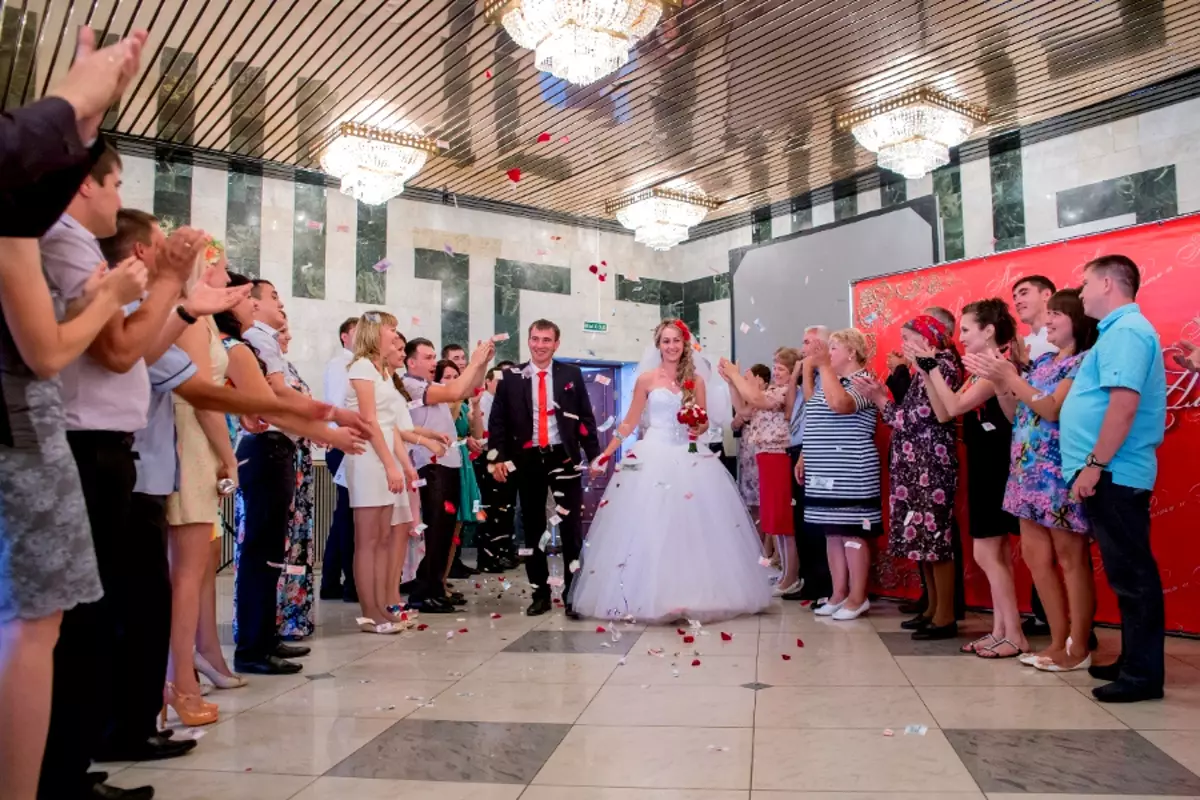 De tweede dag van de bruiloft (19 foto's): hoe een evenement in de natuur door te brengen en een vergadering van gasten te organiseren? Tradities en gebruiken van de Russische vakantie, menu-functies 7772_7