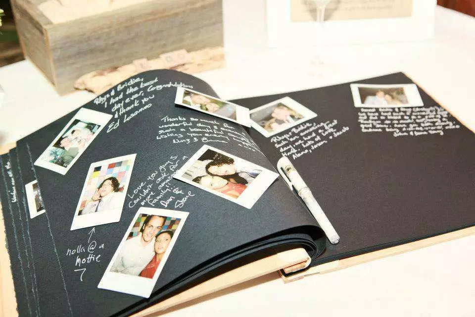 Bok ønsker for bryllupet (39 bilder): Hvordan lage et bryllupalbum fra venner med dine egne hender? Registrering av sider og ark i teknikken for scrapbooking 7776_21