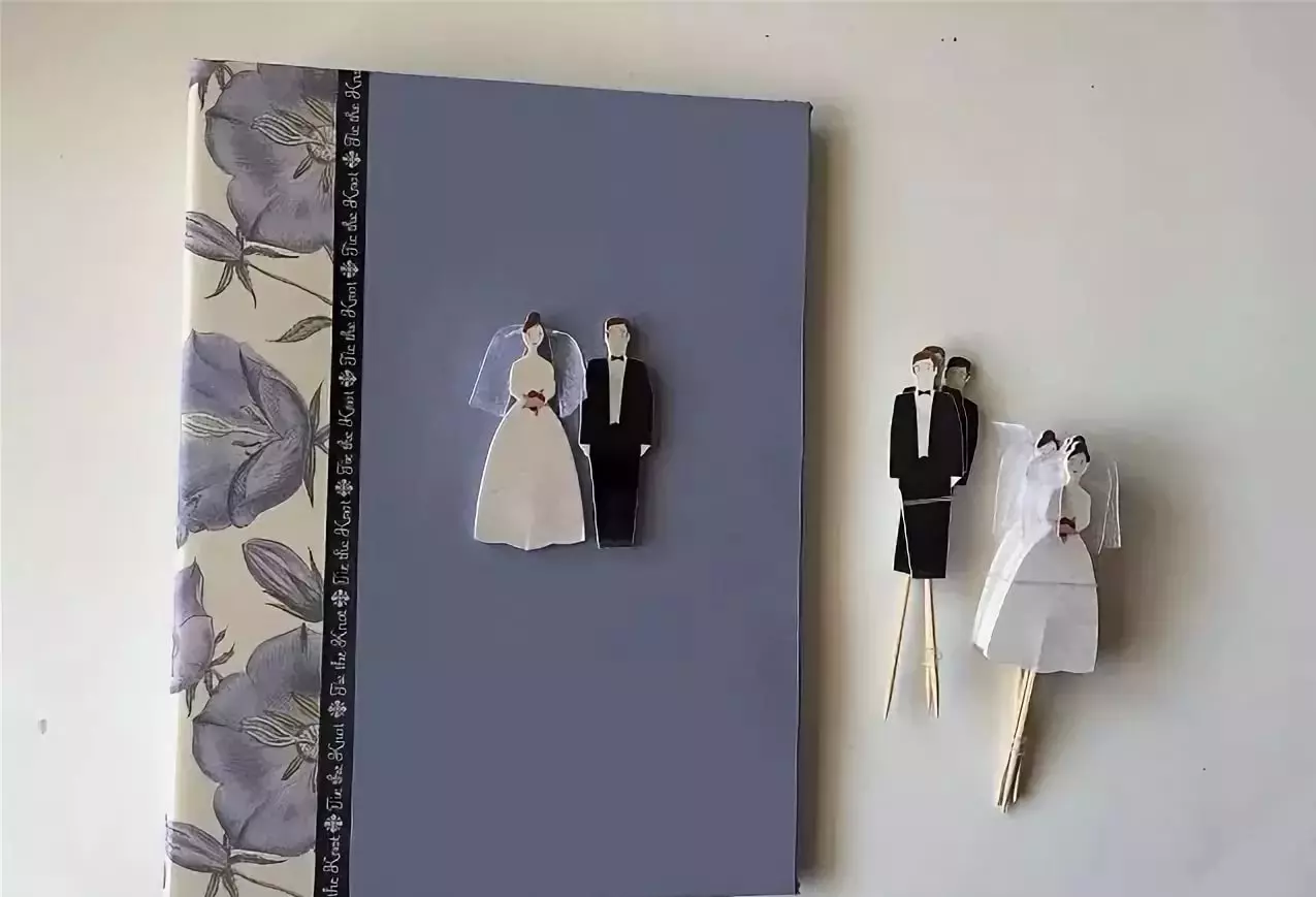 Libro quere para o matrimonio (39 fotos): como facer un álbum de matrimonio de amigos coas súas propias mans? O rexistro das páxinas e follas na técnica de scrapbooking 7776_39