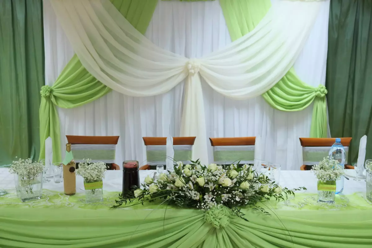 Украшение стола новобрачных на свадьбу