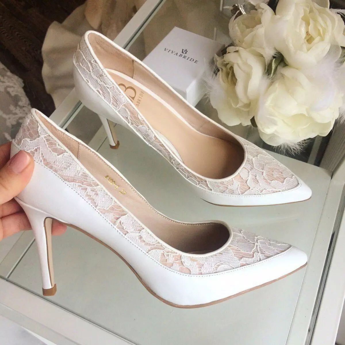Свадебные туфли для невесты на коробке