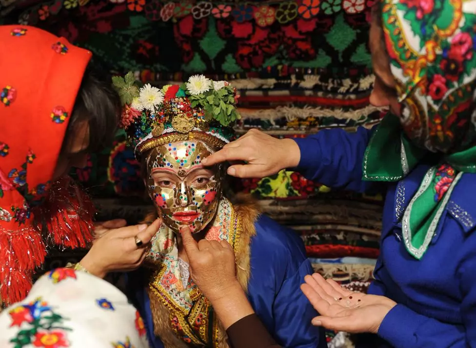 Tradhisi Pernikahan (83 Foto): Kustomis Turki lan Ossetian ing pesta, Tandha saka Matchmaking Antarane Kazakhs, RITE Azerbaijan modern 7786_5