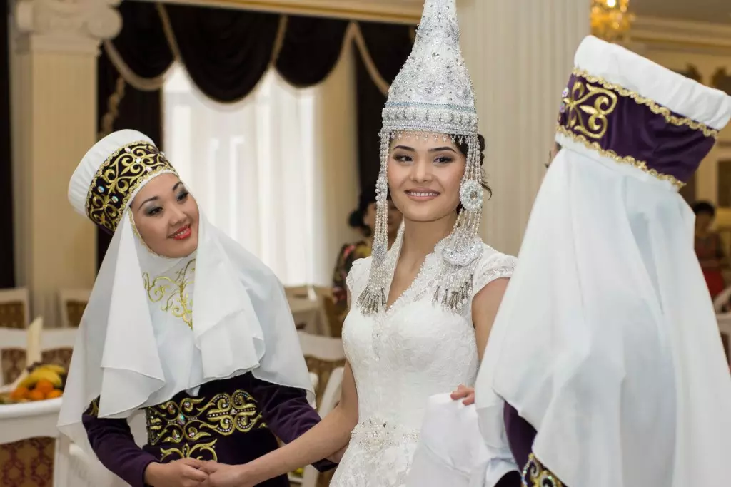 မင်္ဂလာဆောင်အစဉ်အလာ (ဓာတ်ပုံ 83 ခု) - မင်္ဂလာဆောင်ပွဲမှာ Turkish နှင့် Ossetian အကောက်ခွန်, ကာဇက်စတန်အကြား, 7786_51