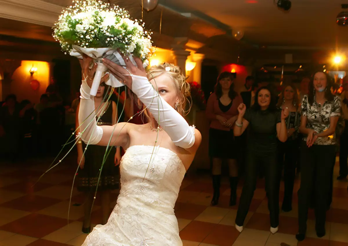 Букет кидать на свадьбу. Невеста бросает букет. Букет невесты для бросания. Невеста кидает букет. Невеста бросает букет на свадьбе.