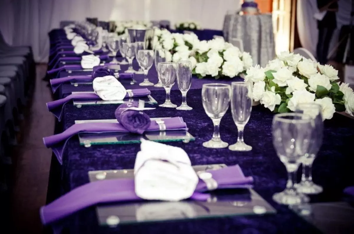 Lilac kāzas (55 fotogrāfijas): Svinību dizains baltās lilac krāsās, kleitas koda iezīmes viesiem 7789_16