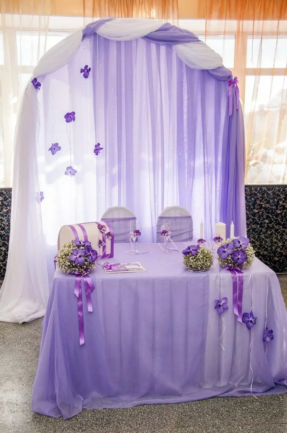 Lilac kāzas (55 fotogrāfijas): Svinību dizains baltās lilac krāsās, kleitas koda iezīmes viesiem 7789_24