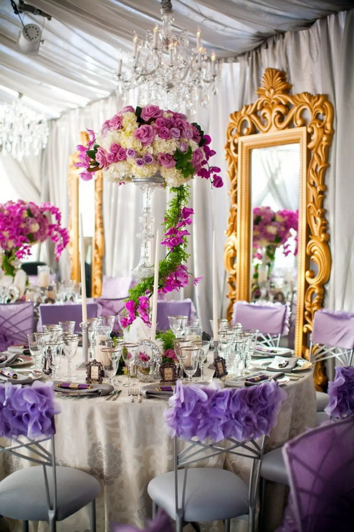 Lilac häät (55 kuvaa): juhlien suunnittelu valkoisissa lila-väreissä, vieraiden pukeutumiskoodin ominaisuudet 7789_25