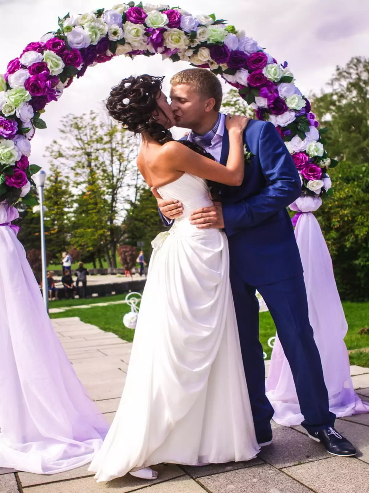 Lilac kāzas (55 fotogrāfijas): Svinību dizains baltās lilac krāsās, kleitas koda iezīmes viesiem 7789_49