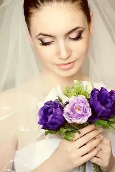 Lilac kāzas (55 fotogrāfijas): Svinību dizains baltās lilac krāsās, kleitas koda iezīmes viesiem 7789_53