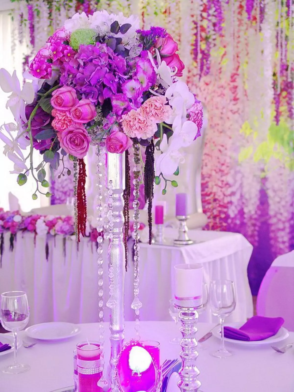 Lilac häät (55 kuvaa): juhlien suunnittelu valkoisissa lila-väreissä, vieraiden pukeutumiskoodin ominaisuudet 7789_7