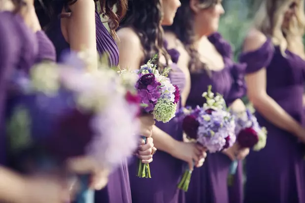 Purpura Geedziĝo (60 fotoj): La ideoj de la ornamado de geedziĝa fono en blanka-viola koloro. Kio faras saturitan violan tonon ĉe la geedziĝo? 7792_12