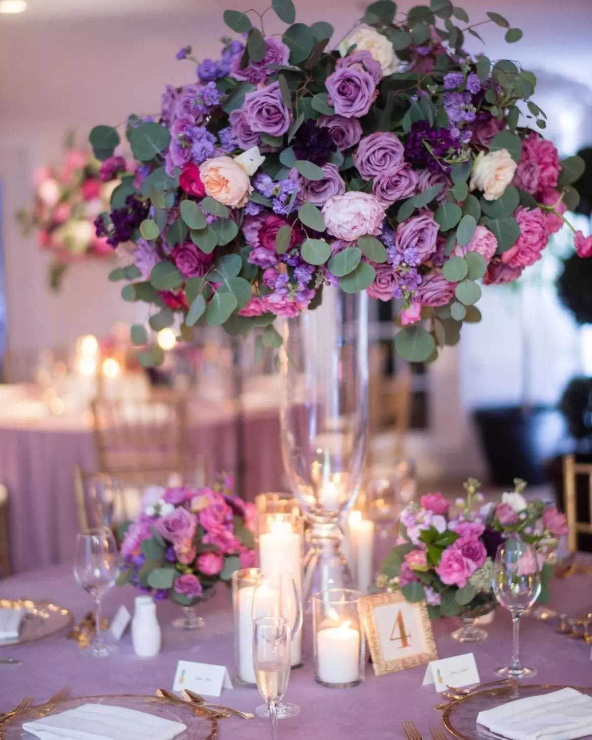 Purpura kāzas (60 fotogrāfijas): kāzu fona apdares idejas baltā violetā krāsā. Kāda ir piesātināta violeta tonis kāzās? 7792_13