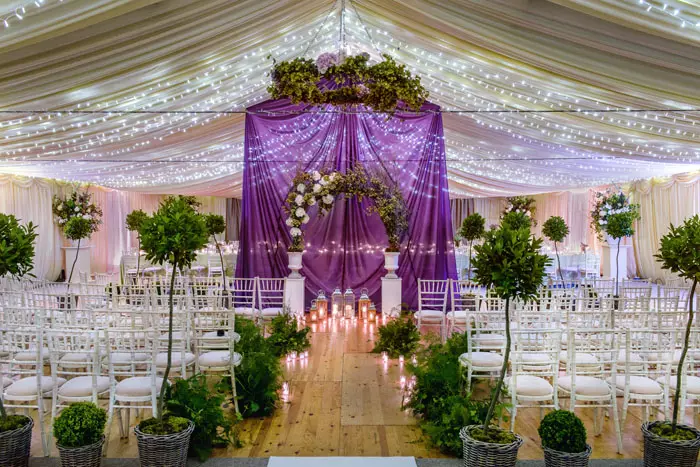 Purpura kāzas (60 fotogrāfijas): kāzu fona apdares idejas baltā violetā krāsā. Kāda ir piesātināta violeta tonis kāzās? 7792_17
