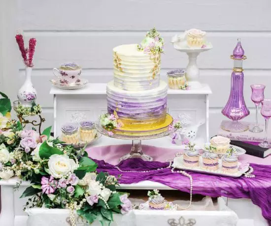 Purpura kāzas (60 fotogrāfijas): kāzu fona apdares idejas baltā violetā krāsā. Kāda ir piesātināta violeta tonis kāzās? 7792_18
