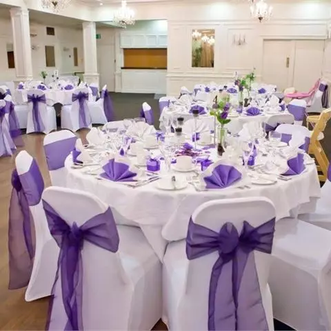 Purpura kāzas (60 fotogrāfijas): kāzu fona apdares idejas baltā violetā krāsā. Kāda ir piesātināta violeta tonis kāzās? 7792_19