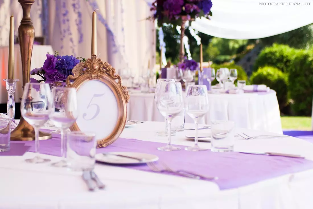 Purpura kāzas (60 fotogrāfijas): kāzu fona apdares idejas baltā violetā krāsā. Kāda ir piesātināta violeta tonis kāzās? 7792_20