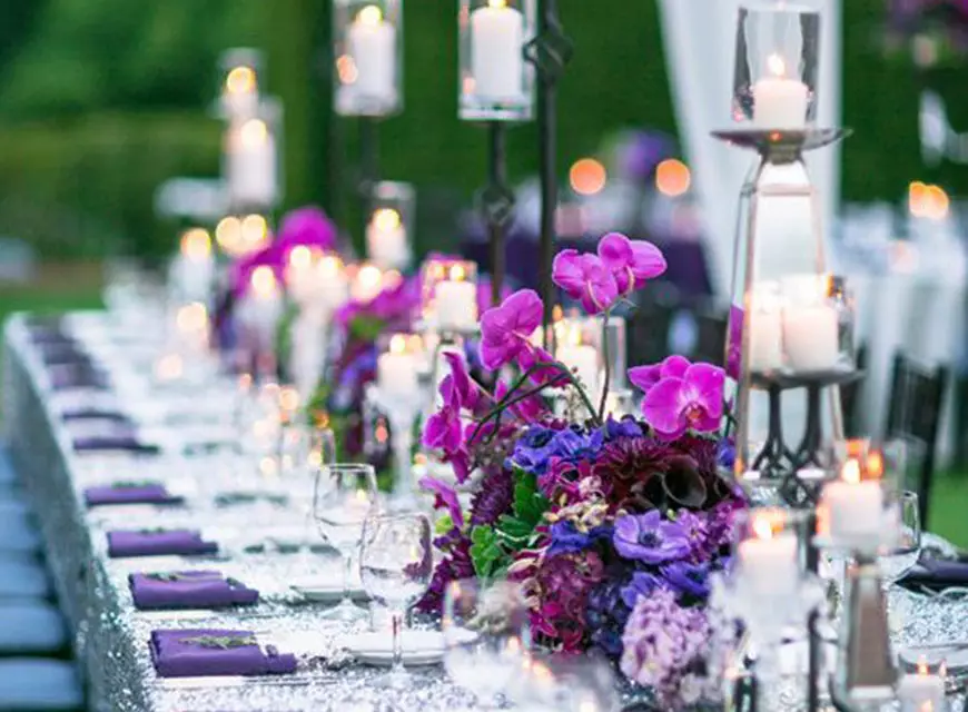 Purpura kāzas (60 fotogrāfijas): kāzu fona apdares idejas baltā violetā krāsā. Kāda ir piesātināta violeta tonis kāzās? 7792_21