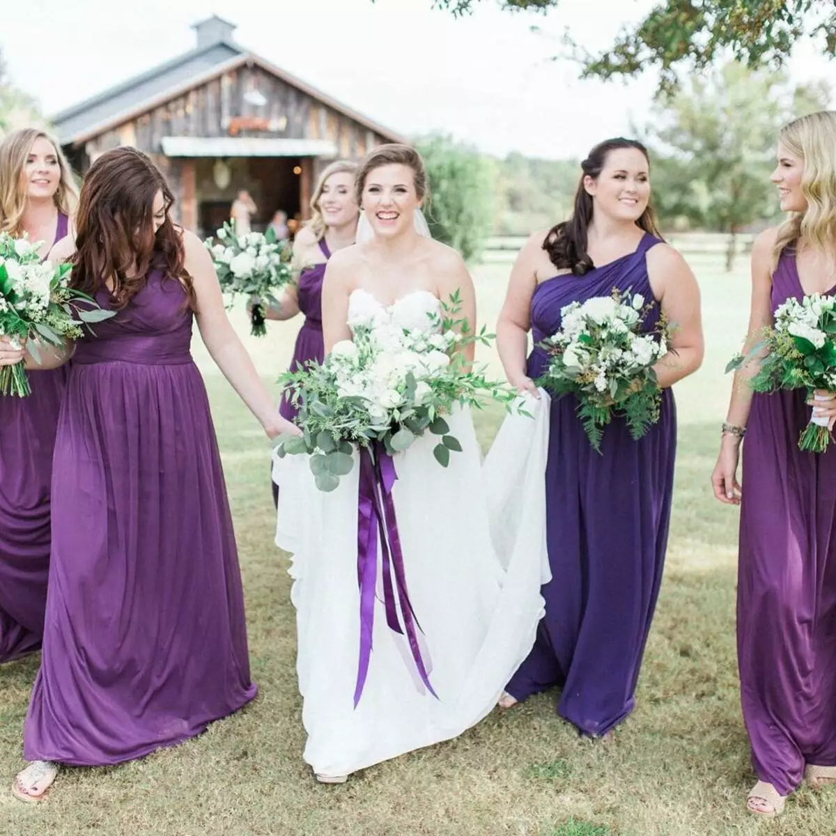 Purpura kāzas (60 fotogrāfijas): kāzu fona apdares idejas baltā violetā krāsā. Kāda ir piesātināta violeta tonis kāzās? 7792_28