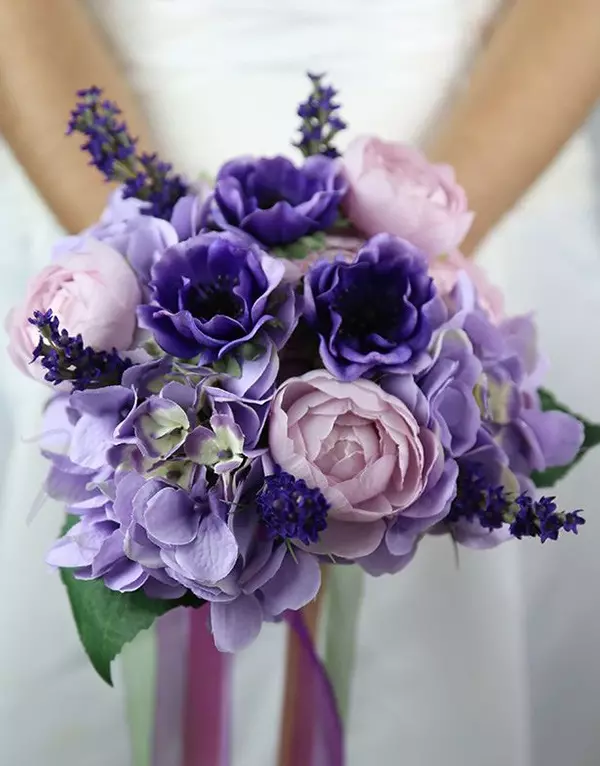 Purpura Geedziĝo (60 fotoj): La ideoj de la ornamado de geedziĝa fono en blanka-viola koloro. Kio faras saturitan violan tonon ĉe la geedziĝo? 7792_29