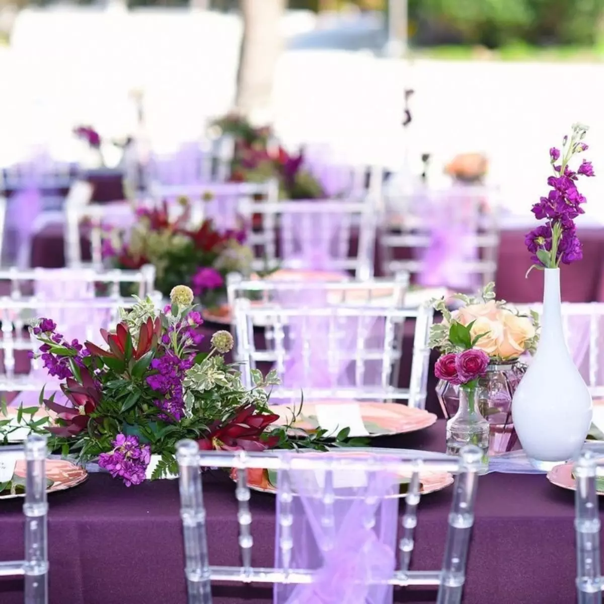 Purpura kāzas (60 fotogrāfijas): kāzu fona apdares idejas baltā violetā krāsā. Kāda ir piesātināta violeta tonis kāzās? 7792_8