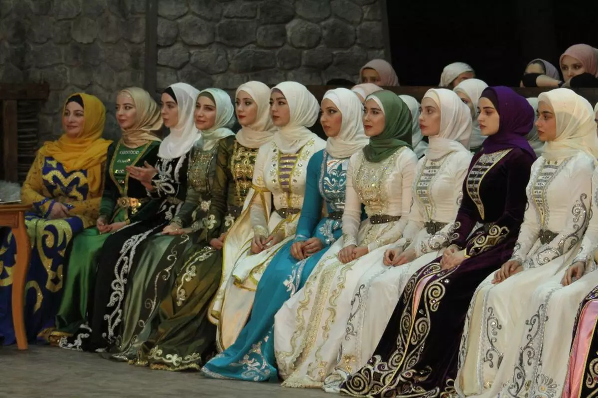 Chechen Nunta (83 fotografii): Cum este sărbătoarea de nuntă în Cecenia? Tradiții și obiceiuri ale celei mai frumoase nunți 7793_12