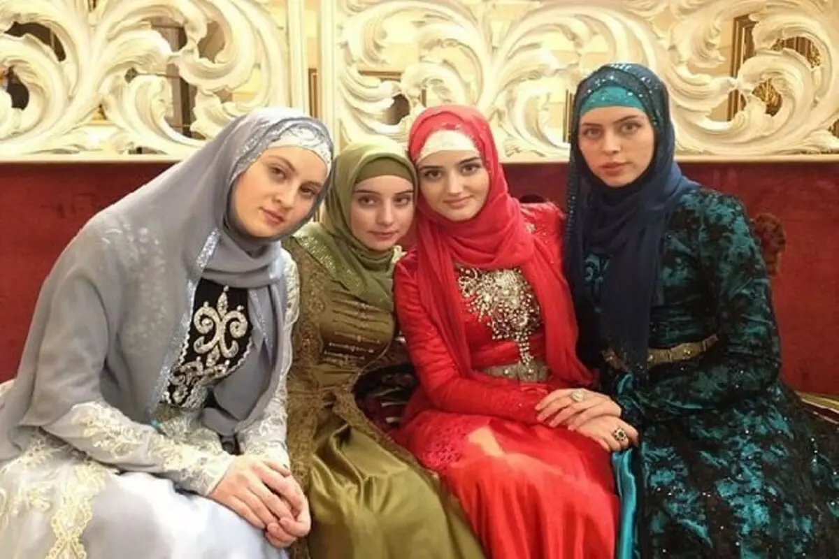 Weddinga Chechen (83 wêne): Pîrozbahiya dawetê li Chechnya çawa ye? Kevneşopî û adetên zewacê herî xweş 7793_16