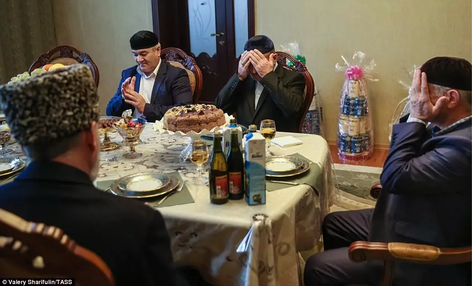 Chechen Nunta (83 fotografii): Cum este sărbătoarea de nuntă în Cecenia? Tradiții și obiceiuri ale celei mai frumoase nunți 7793_19