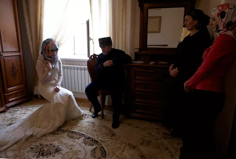 Chechen Wedding (83 fotos): Como é a celebración de casamento en Chechenia? Tradicións e costumes da voda máis fermosa 7793_23